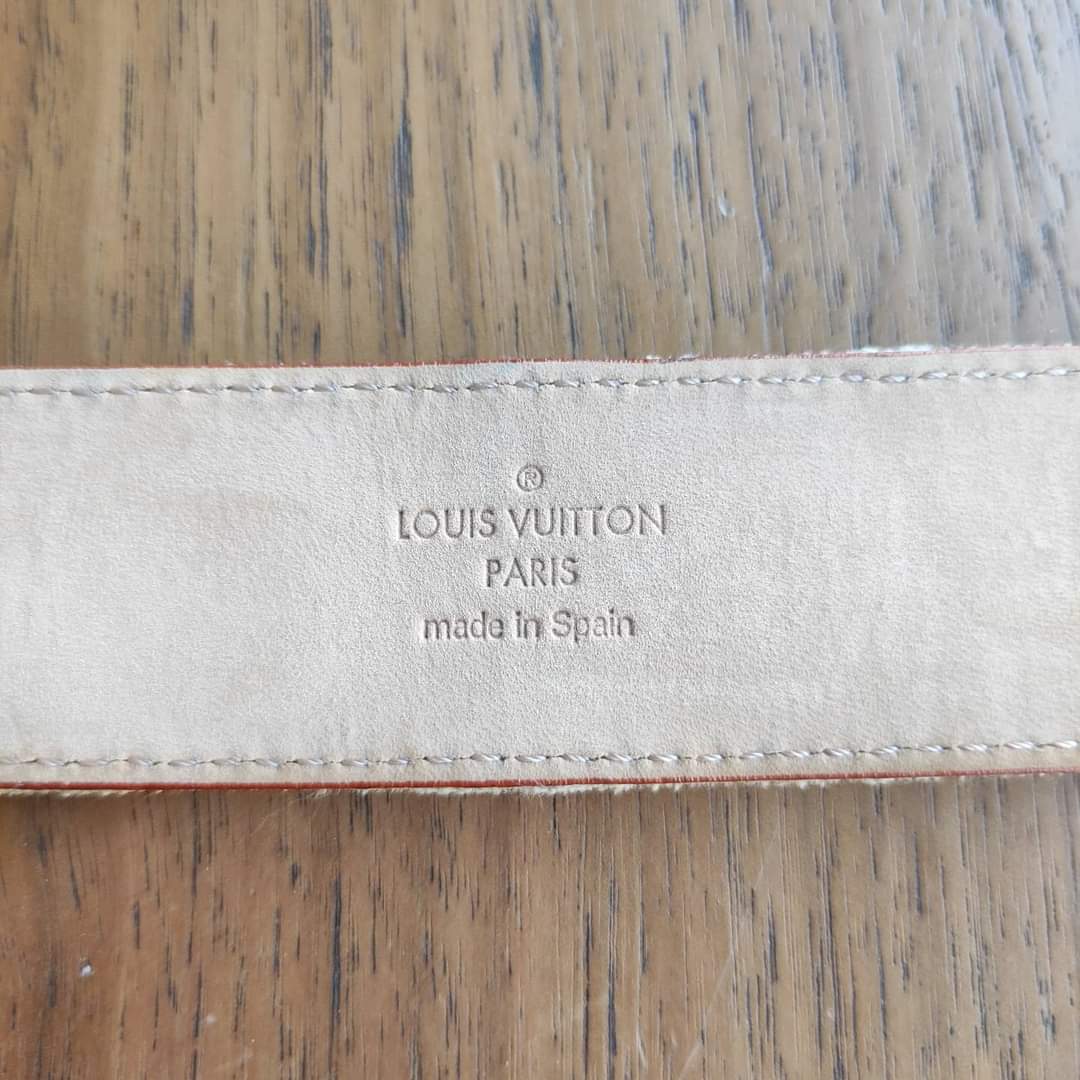 Cintura donna Louis Vuitton Cursive Logo in pelle e finiture in vacchetta  naturale – Easy Luxury – Borse usate di Lusso