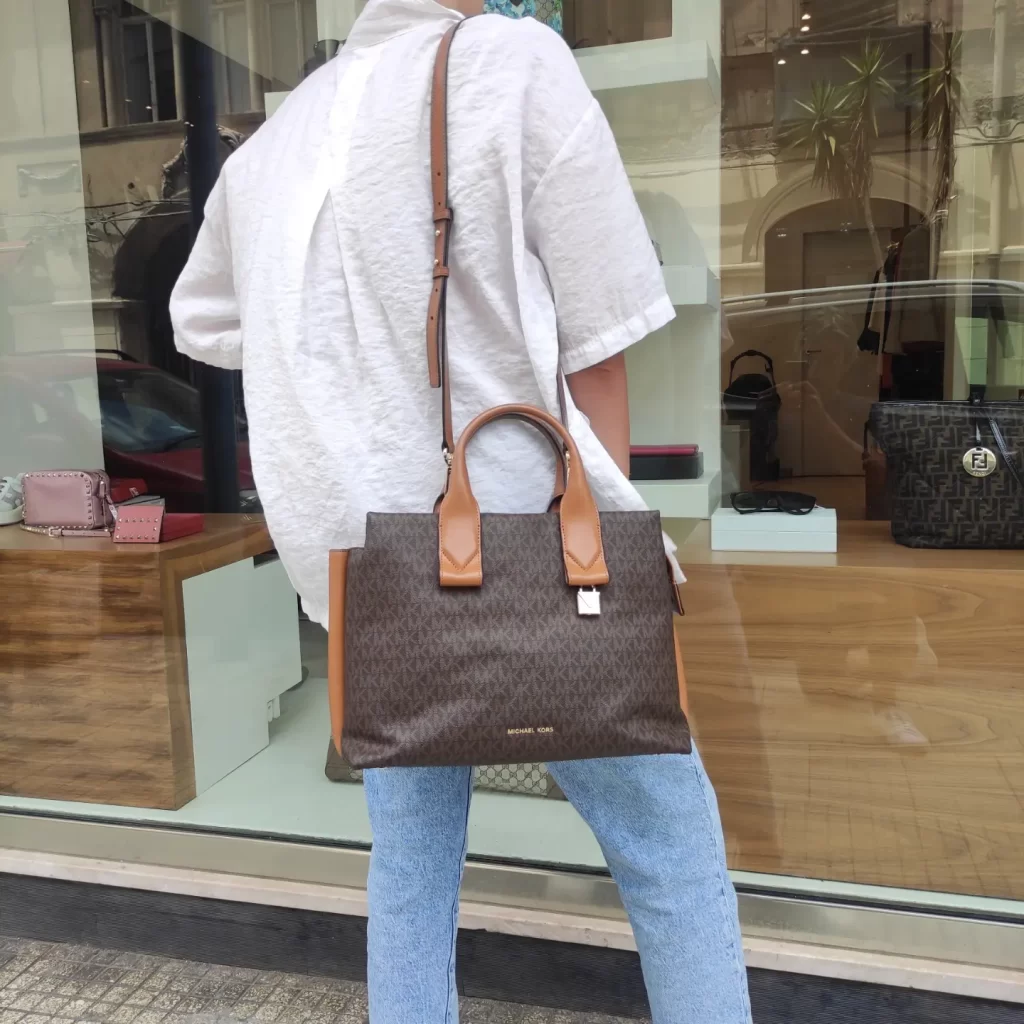 Borsa Michael Kors Eva misura grande in denim con ricami e