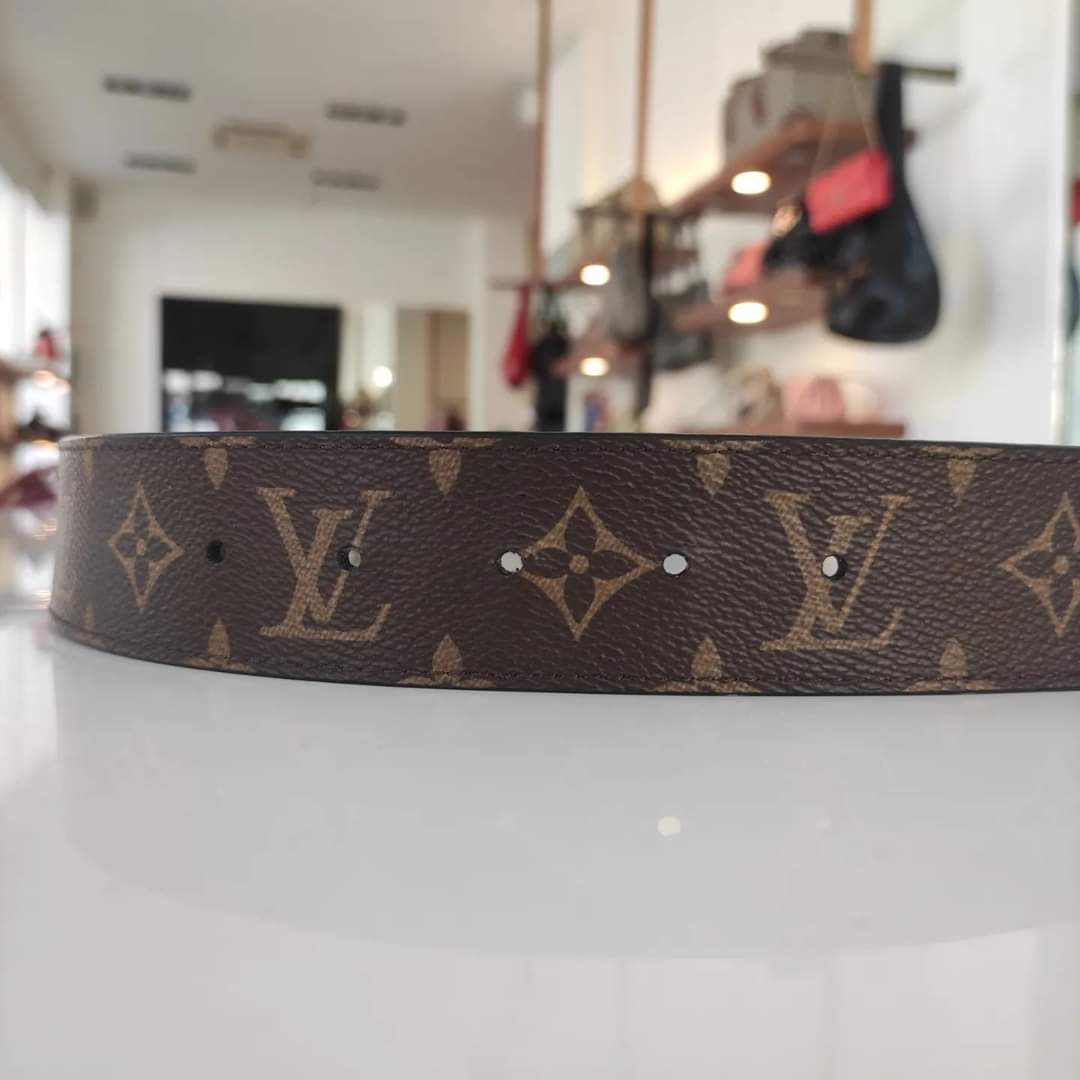 Cintura Louis Vuitton con iniziali LV nera opaca 40MM Grigio