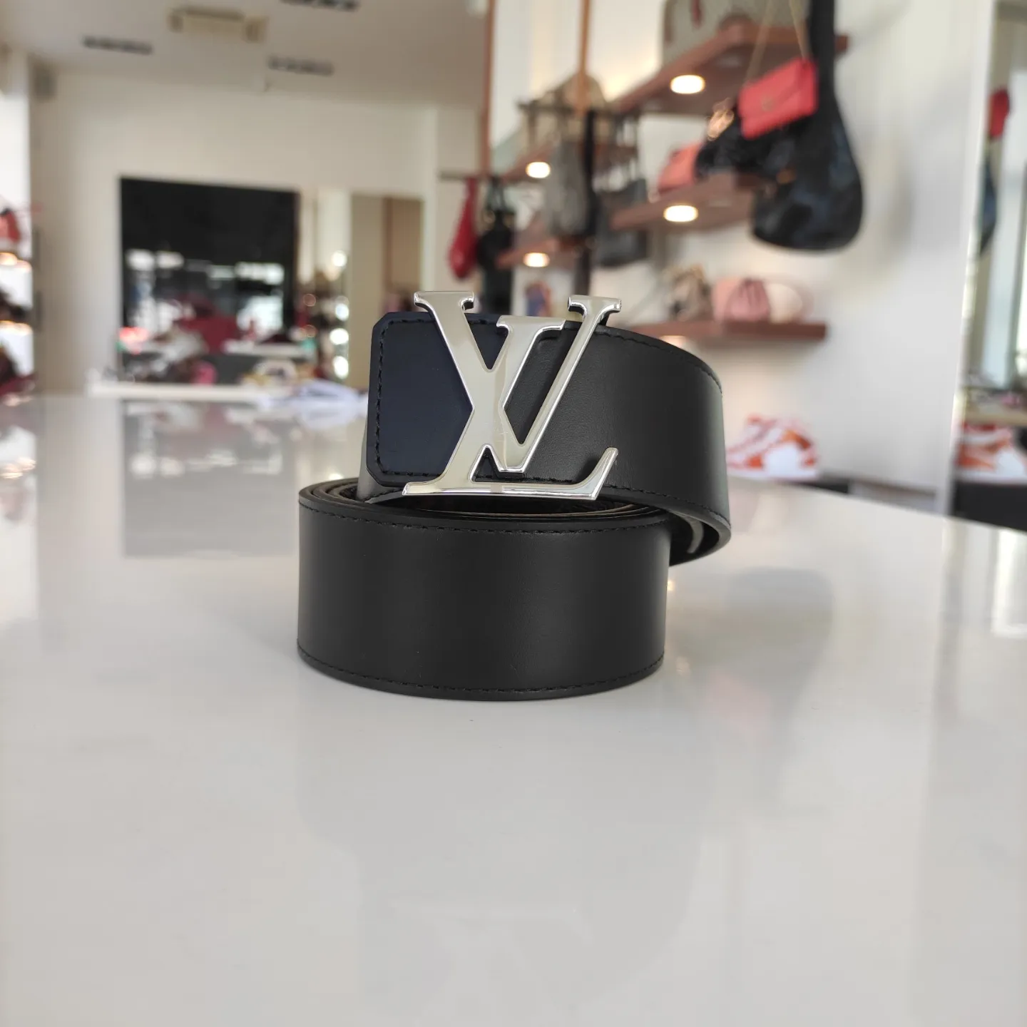 Louis Vuitton cintura LV Initiales reversibile 40 MM in tela monogram e  pelle di vitello – Easy Luxury – Borse usate di Lusso