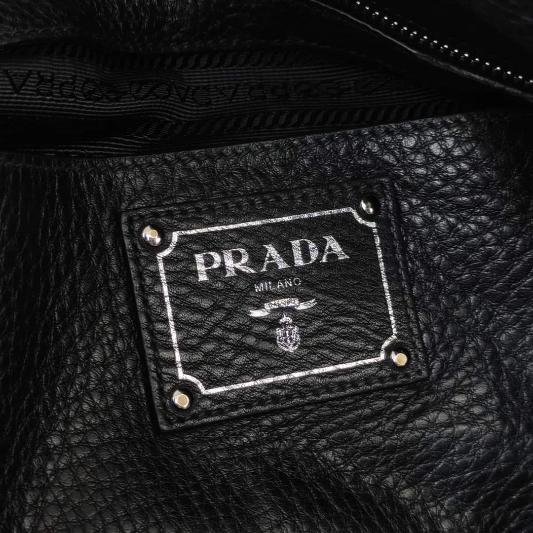 Borsa shopping Prada in pelle martellata con cerniere laterali – Easy ...