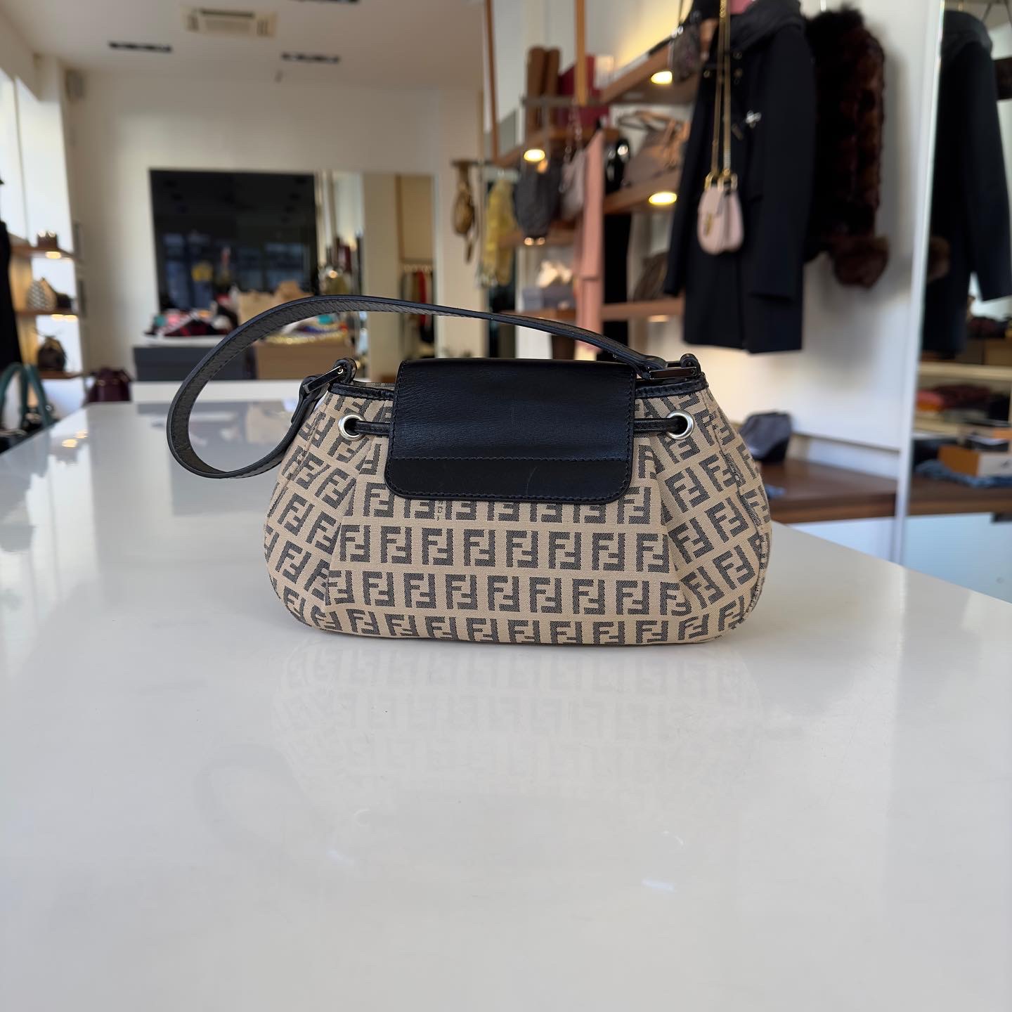 Pochette Fendi in tela zucchino e finiture in pelle nera – Easy Luxury ...