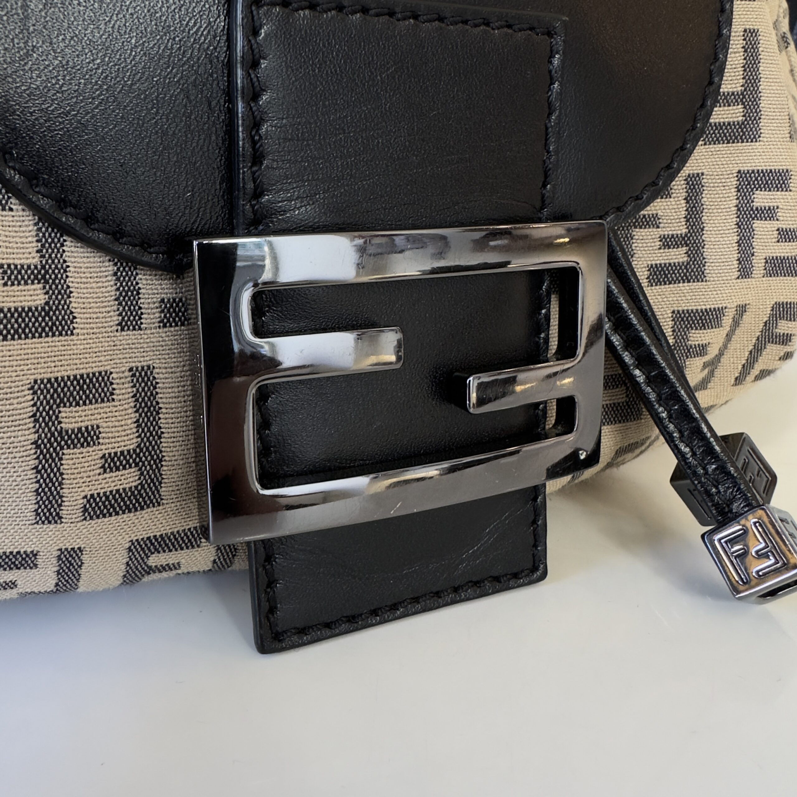 Pochette Fendi in tela zucchino e finiture in pelle nera – Easy Luxury ...