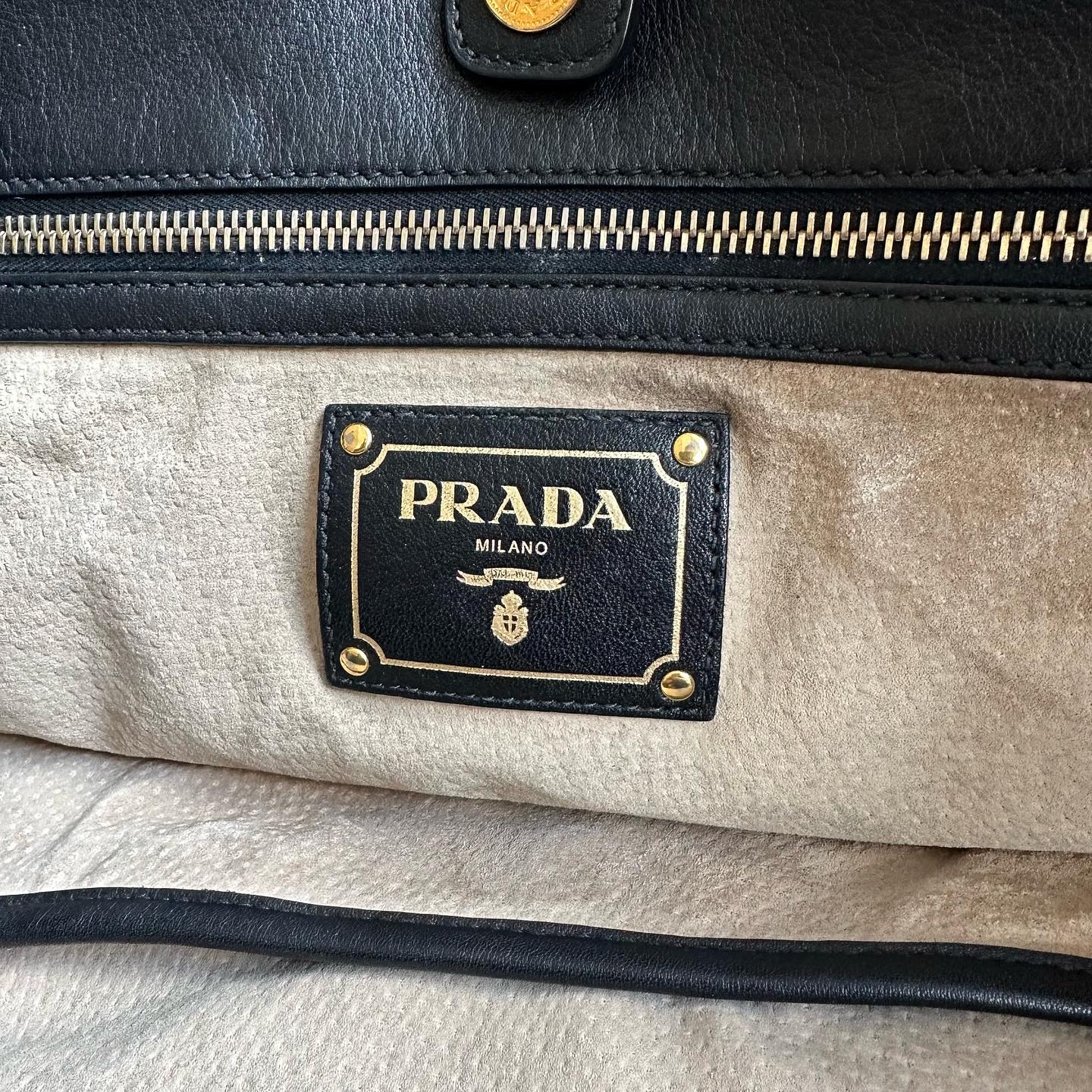 Borsa shopping Prada in pelle liscia – Easy Luxury – Borse usate di Lusso