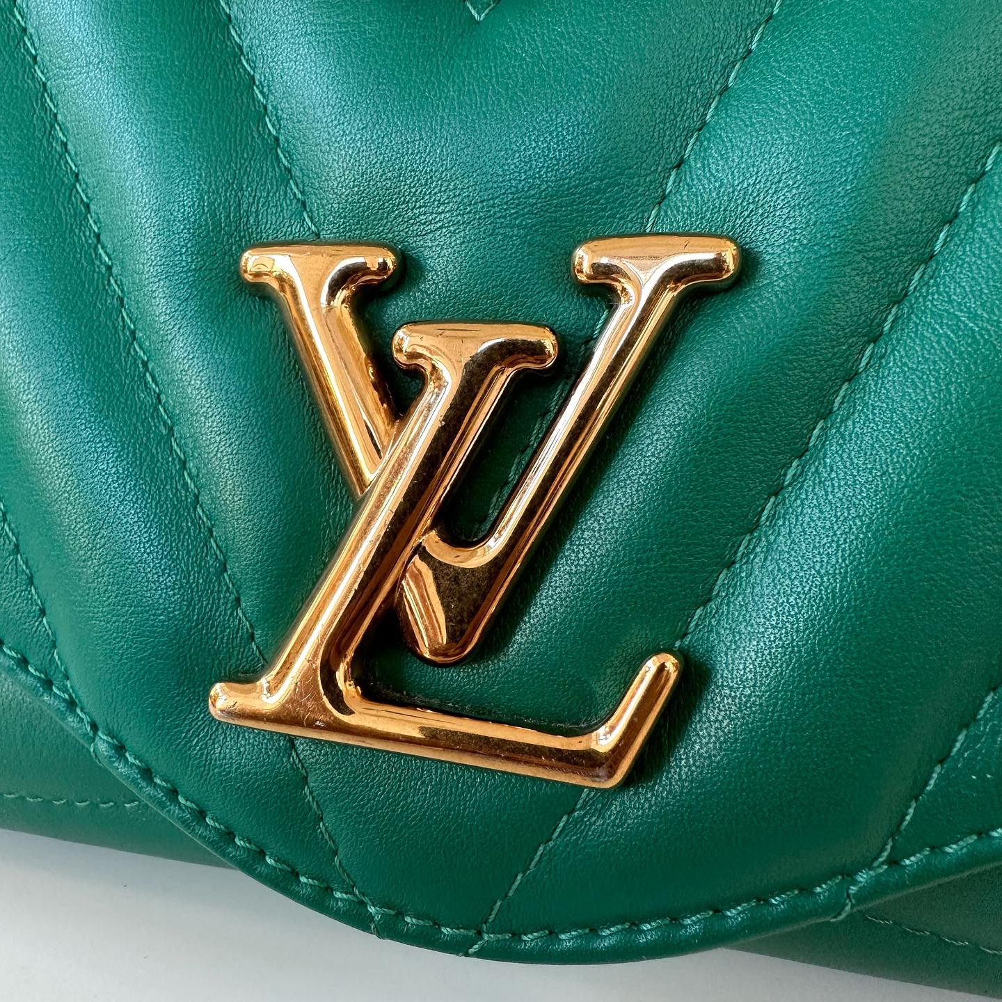 Louis Vuitton borsa New Wave Chain MM in pelle di vitello – Easy